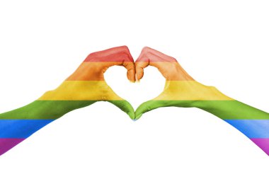 Kadın çiftlerin yakın çekimleri, kalp şeklini oluşturan gökkuşağı bayrağıyla el resmettiler. LGBTQ gurur, sevgi, ırksal çeşitlilik, dahil etme, eşitlik ve insan haklarının sembolü. Beyaz arkaplanda izole