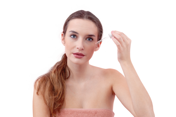 Kadın yüzüne serumu damlatıcıyla uyguluyor. Rahatlama ve kendini koruma hissi yayıyor. İzole edilmiş beyaz arka plan cilt rutinleriyle ilişkili temiz ve taze hissi vurgular.