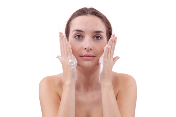 Yüzünü köpük temizleyiciyle temizleyen, ellerini köpükle kaplayan ve cildine süren genç bir kadın. Temiz ve sağlıklı yüz için cilt rutini. Beyaz arka planda izole edilmiş, akne bakımı