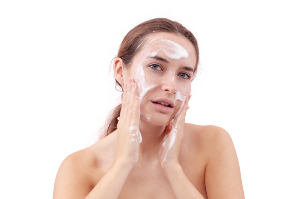 Yüzünü köpük temizleyiciyle temizleyen, ellerini köpükle kaplayan ve cildine süren genç bir kadın. Temiz ve sağlıklı yüz için cilt rutini. Beyaz arka planda izole edilmiş, akne bakımı