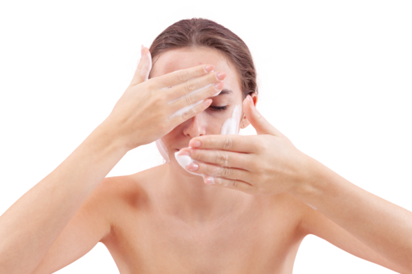 Yüzünü köpük temizleyiciyle temizleyen, ellerini köpükle kaplayan ve cildine süren genç bir kadın. Temiz ve sağlıklı yüz için cilt rutini. Beyaz arka planda izole edilmiş, akne bakımı