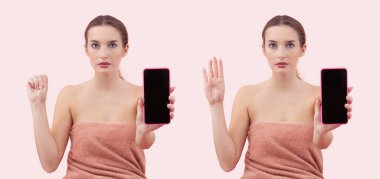 Kadın el işaretini gösteriyor ve akıllı telefonu kameraya doğru tutuyor. Aile içi şiddet, tehlike, sessiz acil durum iletişimi ve yardım istemek. Pembe arka planda izole edilmiş