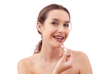 Gülümseyen genç bir kadın makyajının bir parçası olarak dudak fırçası aplikatörüyle dudaklarına ruj sürüyor. Pürüzsüz, kusursuz bir ten. Güzellik konsepti, beyazda izole edilmiş, kameraya bakıyor.