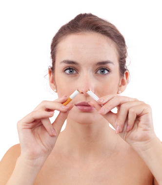 Sigara kıran bir kadının portresi, gerçek güzelliği ve sağlıklı yaşam tarzını simgeliyor. Kusurlu doğal cilt. Sigara, cilt bakımı, sağIık ve yaşlanmayı önleme kavramı. Beyazda izole edilmiş