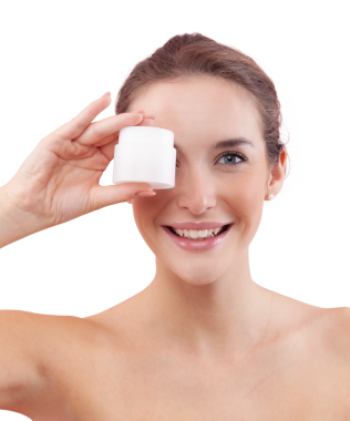 Makyajlı gülümseyen genç bir kadın yüzüne plastik bir makyaj kremi tutuyordu. Cilt bakımı ve güzellik tedavisi rutin konsepti. Beyaz arkaplanda izole