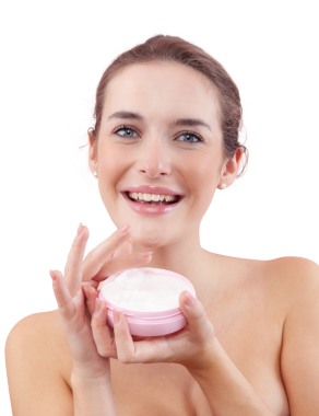 Makyajlı gülümseyen genç bir kadın yüzünde açık plastik bir yüz kremi kavanozu tutuyor. Cilt bakımı ve güzellik tedavisi rutin konsepti. Beyaz arkaplanda izole