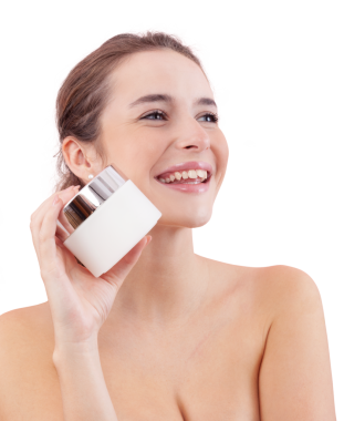 Makyajlı gülümseyen genç bir kadın yan bakarken yüzünde plastik bir yüz kremi kavanozu tutuyor. Cilt bakımı ve güzellik tedavisi rutin konsepti. Beyaz arkaplanda izole