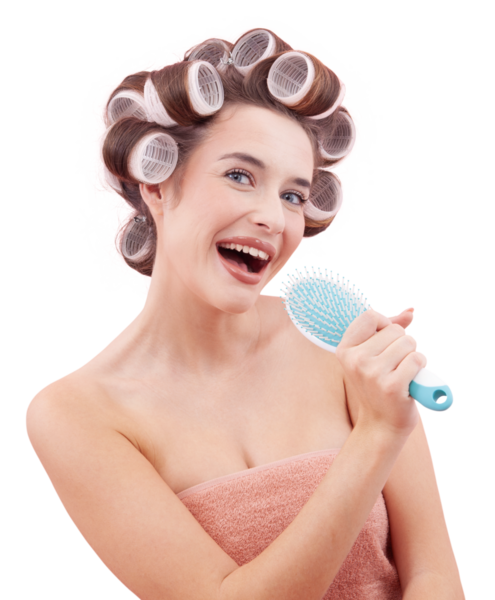 Saç bigudiyle gülümseyen genç bir kadının portresi, bir saç fırçasını mikrofon gibi tutuyor ve şarkı söylüyor. Mutlu kız güzellik rutininin tadını çıkarıyor. Saç stili, güzellik ve özgüven. Beyaz arkaplanda izole