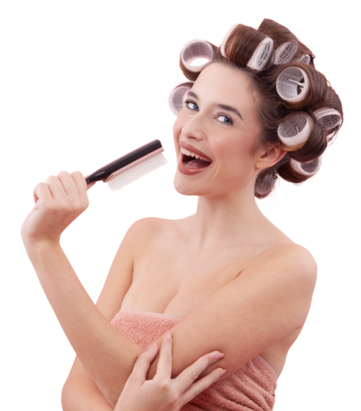Saç bigudiyle gülümseyen genç bir kadının portresi, bir saç fırçasını mikrofon gibi tutuyor ve şarkı söylüyor. Mutlu kız güzellik rutininin tadını çıkarıyor. Saç stili, güzellik ve özgüven. Beyaz arkaplanda izole