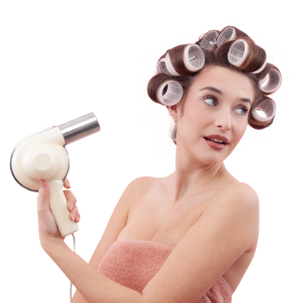 Saç bigudili, elinde saç kurutma makinesiyle gülümseyen genç bir kadının portresi. Banyo veya duştan sonra güzellik rutininin tadını çıkarıyor. Kişisel bakım ve saç modeli konsepti. Beyaz arkaplanda izole.