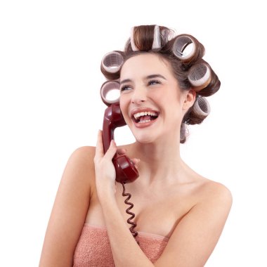 Saç bigudileri olan mutlu bir kadın, yandan bakarken antika bir telefon kullanıyor. Saç stili, makyaj, güzellik ve kozmetik anlayışı. Muhtemelen kuaför randevusu alıyorum. Beyazda izole edilmiş