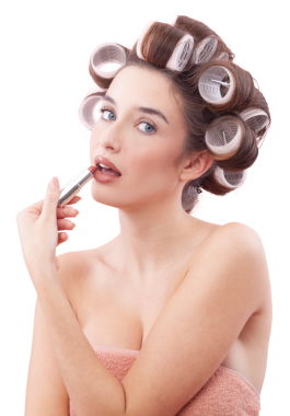 Makyaj, mavi gözleriyle kameraya bakarken saç bigudiyle ruj süren gülümseyen genç kadın. Saç stili, makyaj, güzellik ve kozmetik anlayışı. Beyazda izole edilmiş