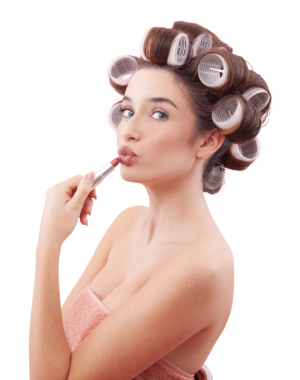 Makyaj, saç bigudili genç bir kadın öpücük dudaklarına ruj sürüp mavi gözleriyle kameraya bakıyor. Saç stili, makyaj, güzellik ve kozmetik anlayışı. Beyazda izole edilmiş.