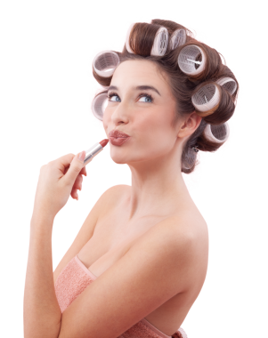 Makyaj, saç bigudili genç bir kadın öpüşürken dudaklarına ruj sürüp mavi gözleriyle yan tarafa bakıyor. Saç stili, makyaj, güzellik ve kozmetik anlayışı. Beyazda izole edilmiş.