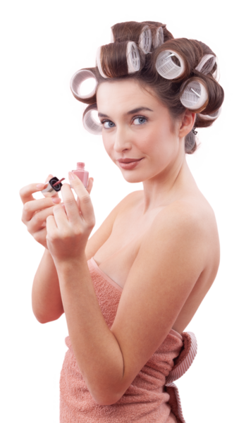 Mavi gözleriyle kameraya bakarken tırnak cilası süren saç bigudiyle gülümseyen genç bir kadın. Saç stili, makyaj, güzellik ve kozmetik anlayışı. Beyaz arkaplanda izole