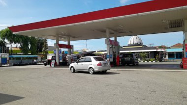 Endonezya 'daki benzin istasyonları Pertamina' dan. Aşçının görüntüleri haber malzemesi ve siyasi ve ekonomik meseleler için kaynak olarak kullanılıyor