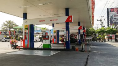 Endonezya 'daki benzin istasyonları Pertamina' dan. Aşçının görüntüleri haber malzemesi ve siyasi ve ekonomik meseleler için kaynak olarak kullanılıyor