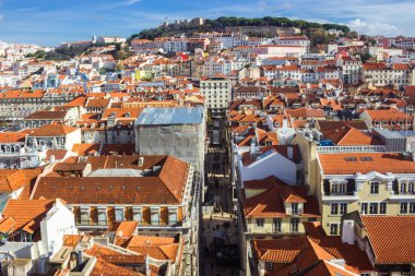Lizbon şehri, Portekiz. Lizbon şehir merkezinin manzarası. Eski şehrin kırmızı kiremit çatılı manzarası. Büyük bir gemiyle Tagus nehri manzaralı.