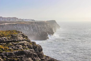 Atlantik Okyanusu manzarası ve Portekiz 'deki kayalıklar. Gün batımında Rocky Coast. Portekiz uçurumlarının manzarası. Altın saatler. Güçlü rüzgar ve büyük dalgalar kayalara çarpıyor.