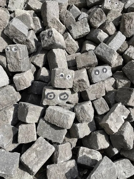 Pilha Pedras Paralelepípedos Diversão Com Olhos Rosto — Fotografia de Stock