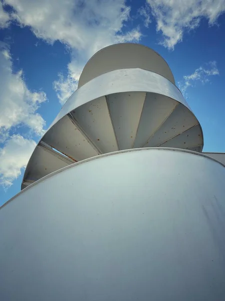 Спиральная Лестница Небо Минимальном Стиле — стоковое фото