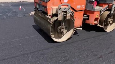 Yol silindiri yolu asfaltlıyor.