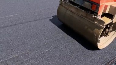 Yol silindiri yolu asfaltlıyor.