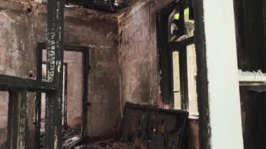 Yanan ev üstüne yangın.