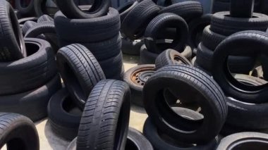 Çöp yığını araba lastiği.