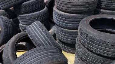 Çöp yığını araba lastiği.