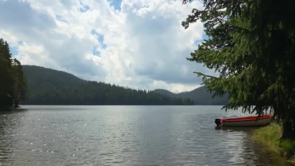 Barco Orilla Lago Golyam Beglik Bulgaria Rodopi Montaña — Vídeos de Stock