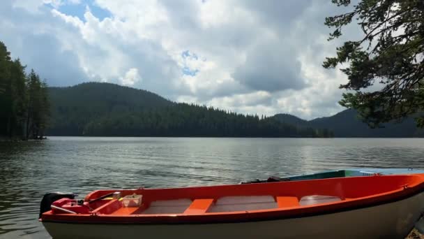 Barco Orilla Lago Golyam Beglik Bulgaria Rodopi — Vídeos de Stock
