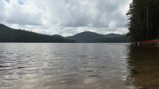 Barco Orilla Lago Golyam Beglik Rodopi Montaña — Vídeos de Stock