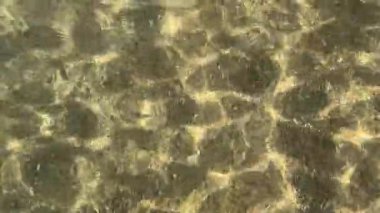 Kumlu zeminde güneş ışınları var.