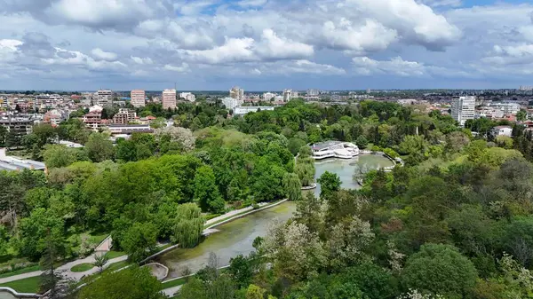 Dobrich Bulgaria insansız hava aracı panorama şehir merkezi ve park