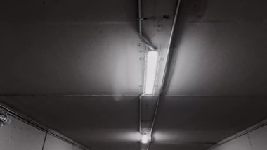 Tavan lambalı korkunç bir tünel.