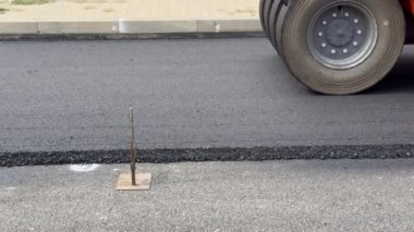 Asfalt yol silindiri inşaat yolu altında