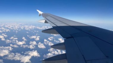 Bulutların üstündeki uçak kanadı mavi gökyüzü videosu
