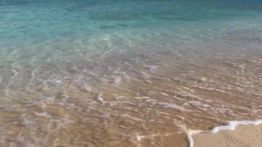 Kumlu, kumlu, romantik, yavaş çekim videolu Kızıl Deniz dalgası.