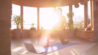 Asyalı kadın çevrimiçi yoga öğretiyor ve hilal hamlede yavaşça nefes alıyor. Filipinli kadın sporcu, evinde yoga pozu veriyor. Rahatlamak için sağlıklı uygulama