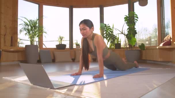 Slow Motion Ung Asiatisk Kvinna Som Gör Yoga Ändrar Pose — Stockvideo