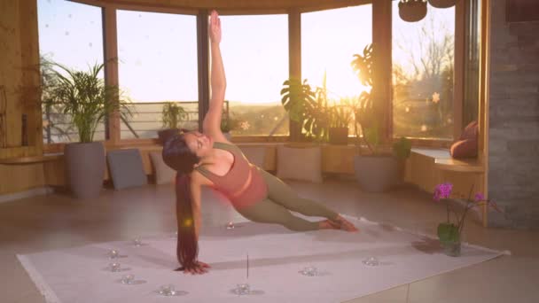 Moción Lenta Hermosa Mujer Asiática Sosteniendo Postura Yoga Tablón Lateral — Vídeo de stock