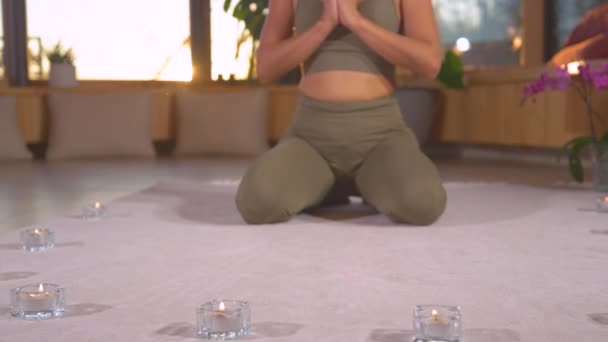 Moción Lenta Cerrar Mujer Asiática Bonita Plegable Postura Niño Yoga — Vídeos de Stock