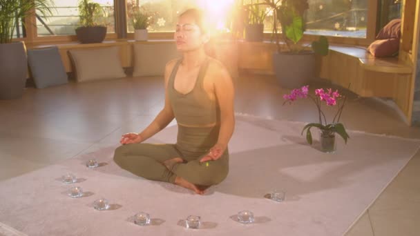 Movimiento Lento Meditar Hermosa Mujer Asiática Practicando Técnica Respiración Realización — Vídeos de Stock