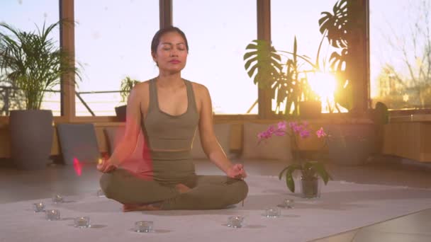Slow Motion Beautiful Asian Woman Meditating Sitting Lotus Pose Position — Stock Video