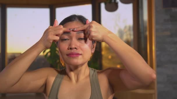 Mooie Aziatische Vrouw Trakteert Zichzelf Met Verjonging Gezichtsmassage Gezicht Yoga — Stockvideo