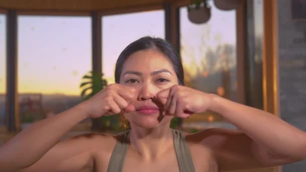 Portrait Hübsche Asiatin Die Sich Eine Age Gesichtsmassage Gönnt Gesichtsmassagetherapie — Stockvideo