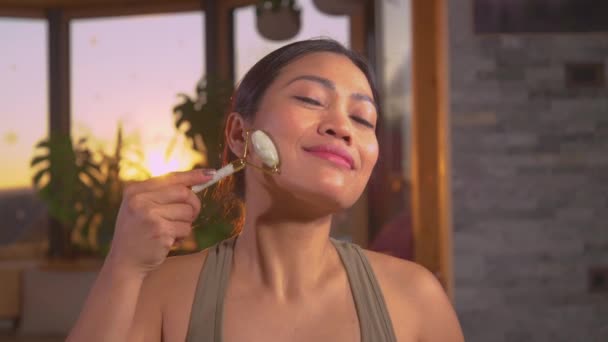 Portrait Jolie Femme Asiatique Profitant Massage Facial Avec Gua Sha — Video