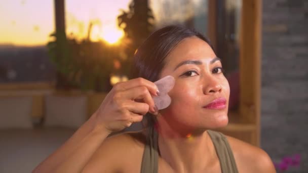 Portrait Aziatische Vrouw Die Gua Sha Jade Scraper Gebruikt Voor — Stockvideo