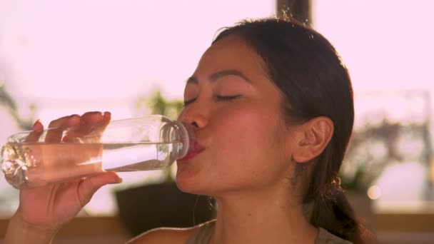 Close Sportig Asiatisk Kvinna Dricker Vatten Flaska Efter Intensiv Hemmaträning — Stockvideo